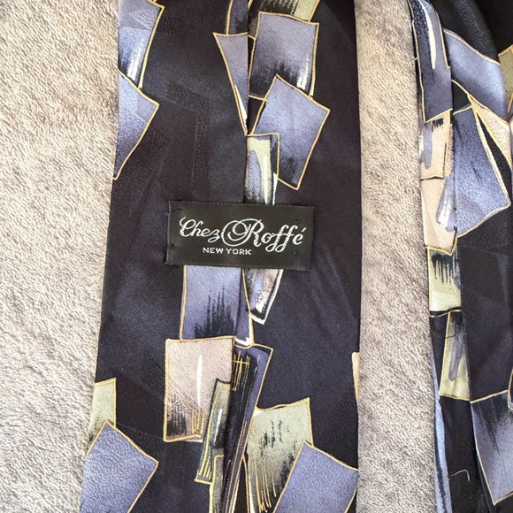 Chez Roffe Men’s Abstract Design Tie - Picture 2 of 3